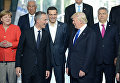 Генсек НАТО Йенс Столтенберг и президент США Дональд Трамп (слева направо на первом плане). Архивное фото