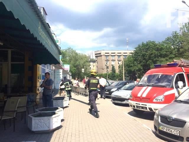В центре Запорожья за зданием облсовета на аптеку рухнул балкон