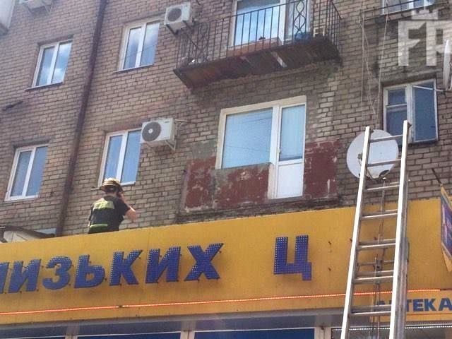 В центре Запорожья за зданием облсовета на аптеку рухнул балкон