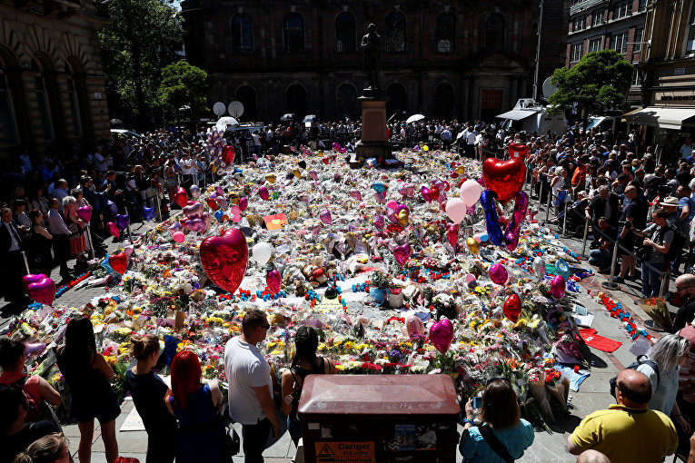 В Манчестере поминают жертв теракта.