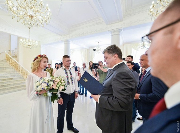 В отремонтированном Дворце бракосочетаний Одессы президент Петр Порошенко подарил сертификат на квартиру.