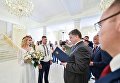 В отремонтированном Дворце бракосочетаний Одессы президент Петр Порошенко подарил сертификат на квартиру.