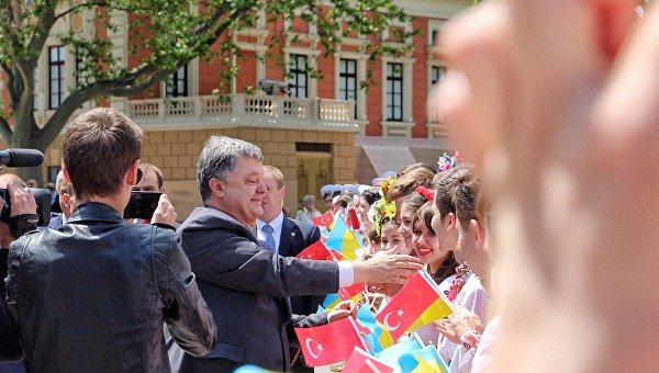 Президент Петр Порошенко прибыл в Одессу на открытие Стамбульского парка и Потемкинской лестницы.