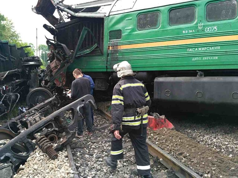 В Каменец-Подольском столкнулись пассажирский и грузовой поезда