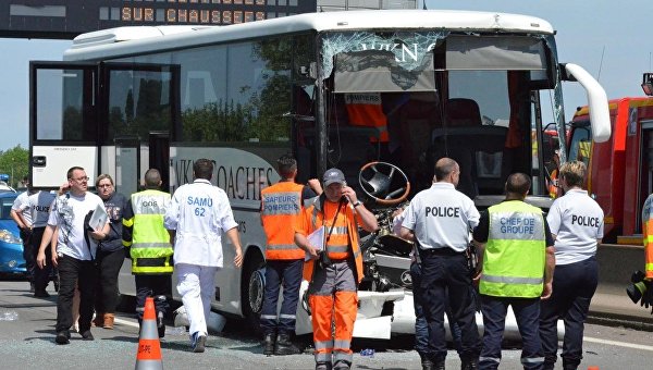 Во Франции автобус столкнулся с грузовиком