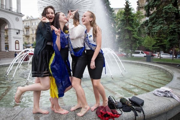 Киевские выпускники купаются в фонтанах
