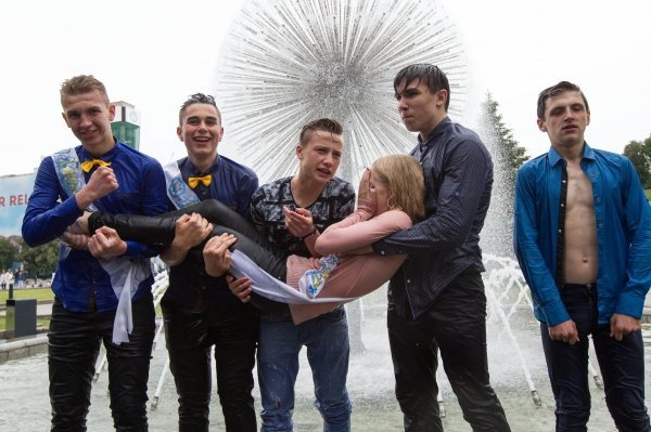 Киевские выпускники купаются в фонтанах
