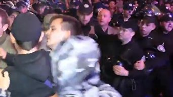 В сети появилось новое видео драки перед концертом Лободы в Одессе. Видео