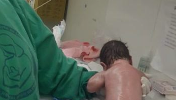 Новорожденный сделал первые шаги после родов