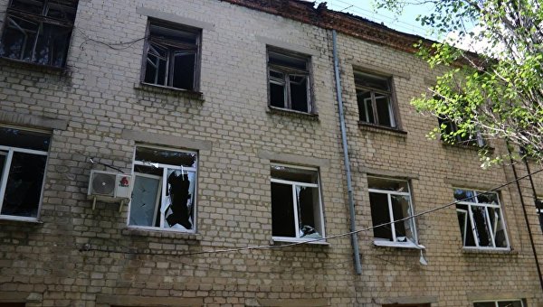 Последствия обстрела в Донбассе. Архивное фото