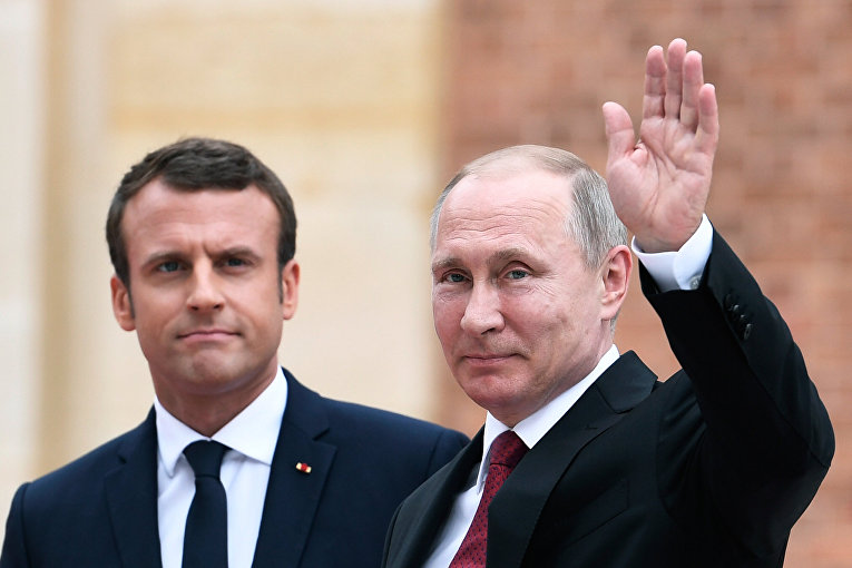 Президент РФ Владимир Путин и президент Франции Эммануэль Макрон