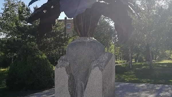 Памятник сахарной свекле установили на месте, где раньше стоял памятник Владимиру Ленину.