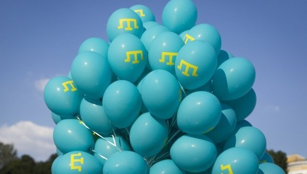 Воздушные шары с символом крымскотатарского флага в центре Киева