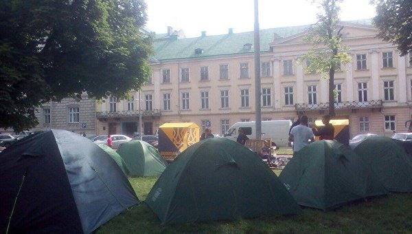 Палаточный городок Национального корпуса под Львовским облсоветом