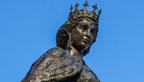 Статуя Анны Ярославны в Санлисе, Франция