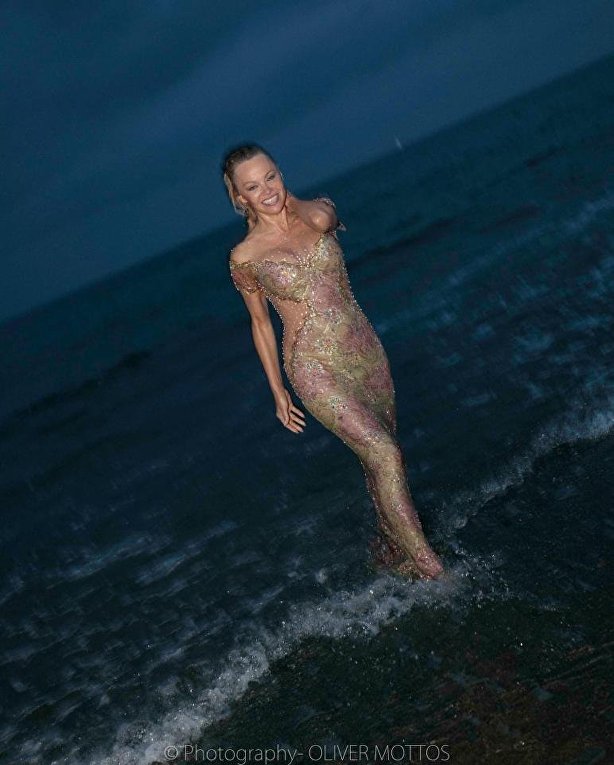Памела Андерсон искупалась в океане в легком платье