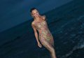 Памела Андерсон искупалась в океане в легком платье