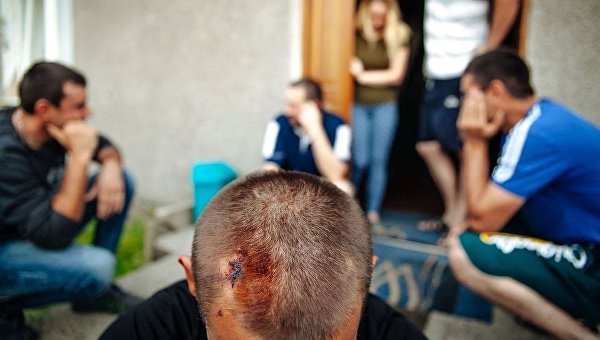 Украинцы, проживающие в Хващино. На первом плане пострадавший в результате атаки Петр