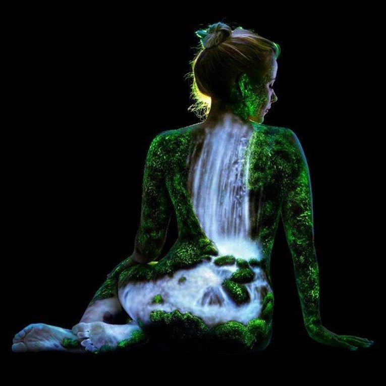Флуоресцентный боди-арт на женских телах от художника Джона Попплтона