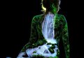 Флуоресцентный боди-арт на женских телах от художника Джона Попплтона