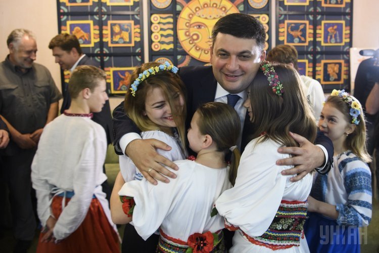 Премьер Владимир Гройсман посетил детский дом Центр опеки в Мариуполе