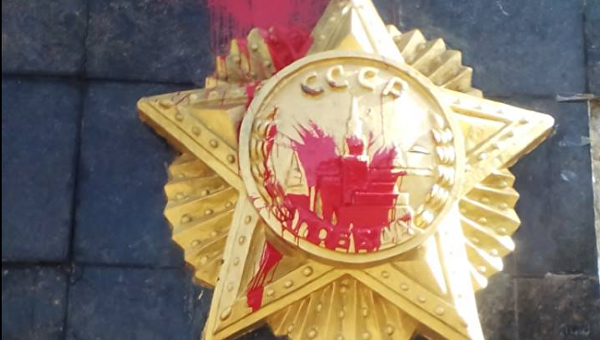 Неизвестные облили красной краской Монумент Славы во Львове
