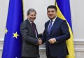 Комиссар по политике соседства и вопросам расширения Европейского союза Йоханнес Хан и премьер-министр Украины Владимир Гройсман