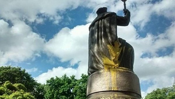 Памятник Ивану Мазепе облили краской в Полтаве