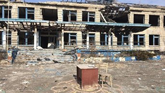 Последствия обстрелов в Донбассе. Архивное фото