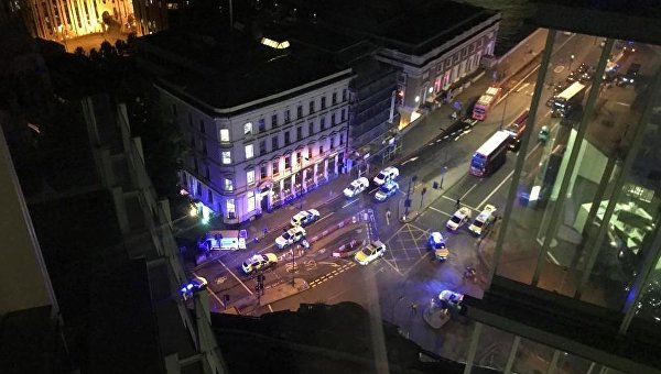 Около 10 полицейских расчетов прибыли к месту происшествия на Лондонском мосту