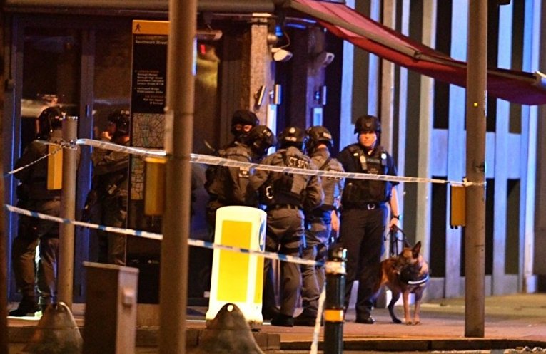 Полиция начала массовую эвакуацию всех зданий рядом с Лондонским мостом