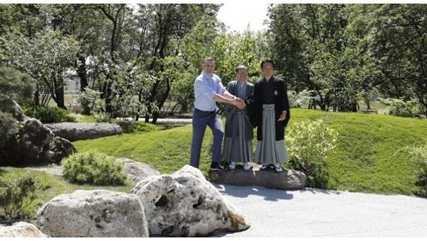 Кличко открыл Сад камней и высадил сакуры в парке Киото