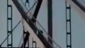В Киеве подросток сорвался с верхушки Пешеходного моста. Видео