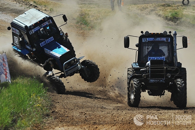 Гонки на тракторах Бизон-Трек-Шоу в Ростовской области