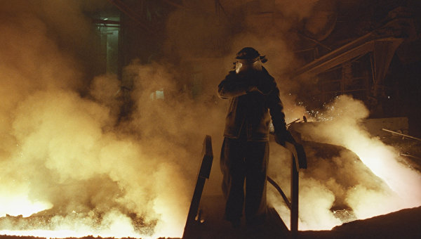 Дым на производственном предприятии. Архивное фото