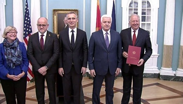 Глава МИД Черногории Серджан Дарманович передал на церемонии в госдепе США документ о присоединении страны к НАТО