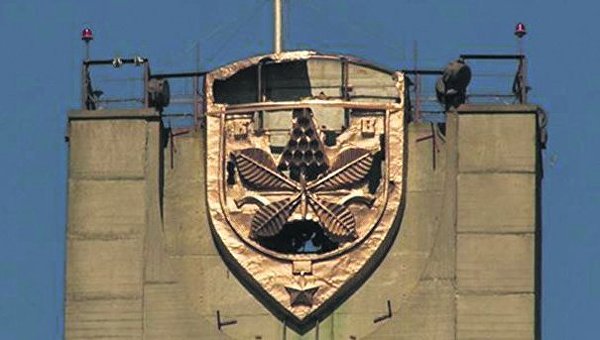 Поврежденный герб на мосту в Киеве