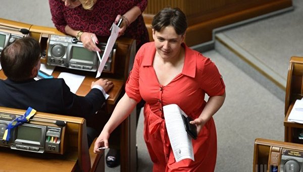 Надежда Савченко пришла в Раду в красном платье