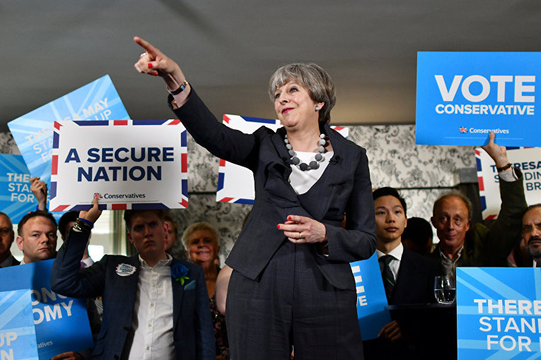 Премьер-министр Великобритании Тереза Май выступает с речью во время предвыборной кампании в клубе регби Лэнгтон в Сток-он-Трент
