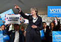 Премьер-министр Великобритании Тереза Май выступает с речью во время предвыборной кампании в клубе регби Лэнгтон в Сток-он-Трент