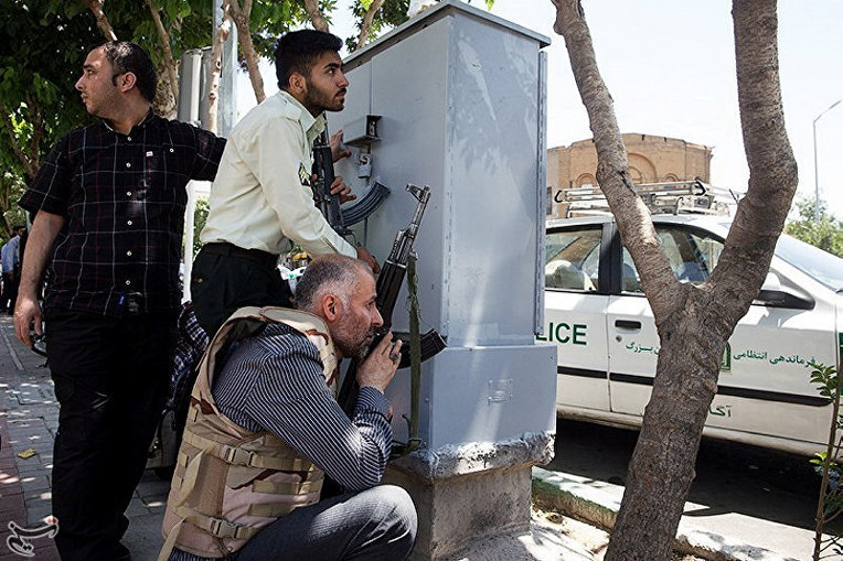Правоохранители в ходе нападений на парламент Ирана и мавзолей в Тегеране