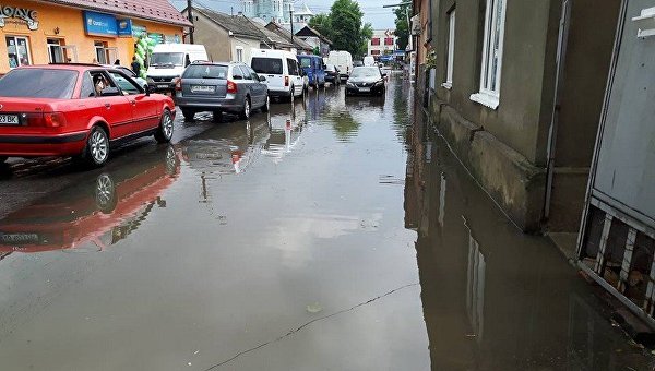На Закарпатье мощный ливень затопил целый город
