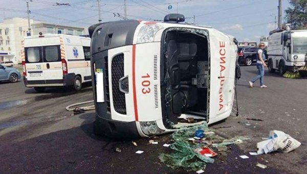 Машина скорой помощи перевернулась в Харькове