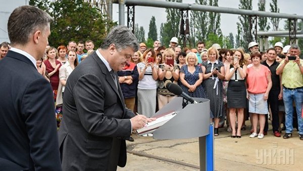 Президент Украины Петр Порошенко во время посещения Трипольской ТЭС в Киевской области