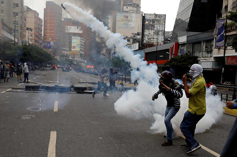 Демонстранты во время беспорядков на митинге против правительства президента Венесуэлы Николаса Мадуро