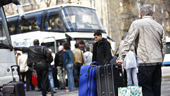 Пассажиры у автобусов в Европу