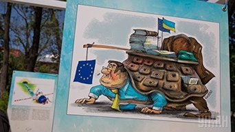 Открытие выставки карикатур Путь Украины к безвизовому режиму с ЕС, в парке Шевченко в Киеве