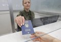 Сотрудник пограничной службы проводит паспортный контроль в аэропорту Киев