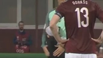 Во время матча Латвии и Португалии мальчик выбежал на поле обнять Роналду. Видео