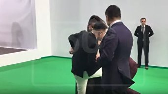 Пранкер пытался сорвать платье с Ани Лорак на красной дорожке премии Муз ТВ. Видео